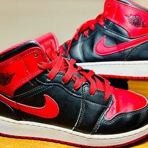 Nike Air Jordan 1 Mid size 7  2022